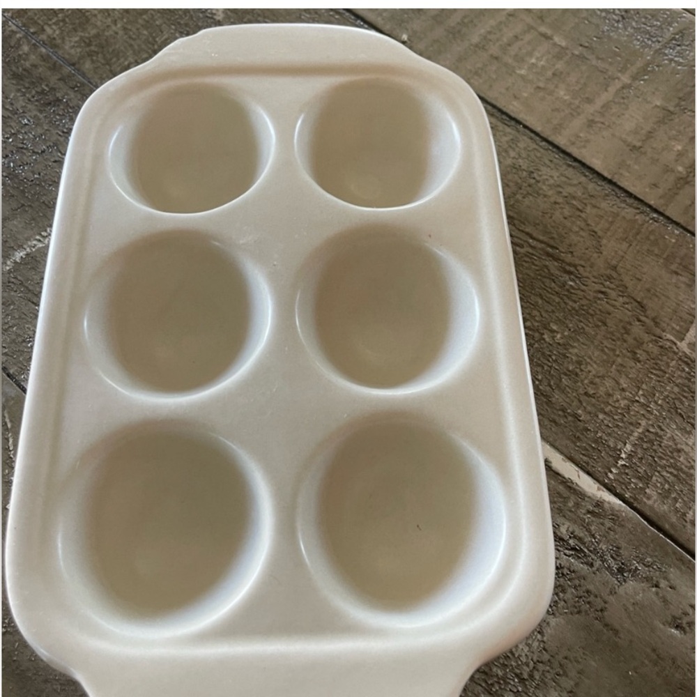 NWT Ceramic Egg Holder. Holds 6 eggs, Farmhouse, Holiday Cream 🎉Last One